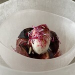 レヴォ - ◯黒無花果
      黒無花果の赤ワインコンポート、ヨーグルトアイス、木苺パウダー、無花果の葉パウダー、撫子の葉