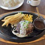 ロイヤルホスト - 190gレギュラー 黒×黒ハンバーグランチ（スープ・ライス付）ガーリック香るガーリッククリームソースハンバーグ