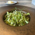 レヴォ - ◯大越中バイ
      大越中バイ、肝ソース、レタス、ブラックオリーブ粉末