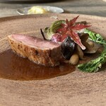 レヴォ - 〇猪
      一週間熟成の猪（うり坊）のイチボ薪火焼き、ジビエソース、赤かぶ(富山県南砺市五箇山)、天然の畑しめじ、落花生のピューレ