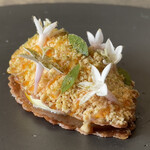 レヴォ - ◯黒文字
      黒文字カラメル、黒文字のパウダー、黒文字クリーム、黒文字の葉のパイ仕立て、ペンタスの花(富山県南砺市：千華園)