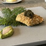 レヴォ - 〇かます
      富山湾かます、富山県産もち米と海老粉末の衣、キャビア、モミの葉とアボカドのペースト