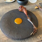 レヴォ - ◯L'evo鶏
      薪火焼き雛鶏(富山市：土遊野)、熊ご飯、鶏ブイヨンと和芥子のソース