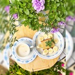 たんばや製菓 - ミルクティー味のカステラにバナナとペパーミントをトッピングしカフェオレ！