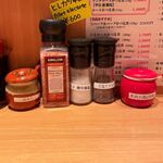 とんかつ檍 - 各種塩とソース