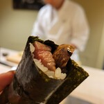 Sushi Ryuuma - 最初に巻物キターーー、熟成まぐろと松茸の手巻き寿司。食べやすく、丁寧な切り込み入ってます。気遣いよ❗