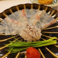 鮨 龍馬 - 真鯛の薄作り、熟成だけあり、鯛の食感とは違い少しねっとり、旨味がある。