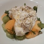 PIZZA KING - モッツァレラブラータと柿と胡瓜のサラダ
      