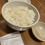 北海道増毛漁港直送 遠藤水産 - 最初にご飯だけがきて、他は来ないのでご飯がカピカピに…。母は刺身用の小皿をスタンバイするも待てど暮らせど刺身がこない。