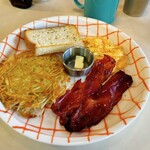 EARLY BIRDS - BREAKFAST PLATE  スクランブル、トースト、ベーコン