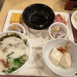 大江戸温泉物語Premium 白浜彩朝楽 - 朝食に納豆は欠かせません。オクラ、メカブ、山芋も入れてネバネバご飯の完成です。