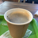 RED ANANAS - 紙コップのホット・コーヒー。