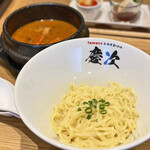 TOMATO&みそヌードル 慶次 - 蟹つけヌードル+多加水手揉み平打ち麺