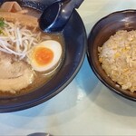 麺屋　志 - 焼飯セット。トッピング多くて良いね