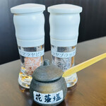 とんかつ 串揚げ 優膳 - 卓上塩は3種類（花藻塩、ヒマラヤピンク、ヒマラヤブラック）
