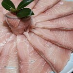 料理旅館 鳥喜 - ブリ19切れ。1枚が12〜13cm。