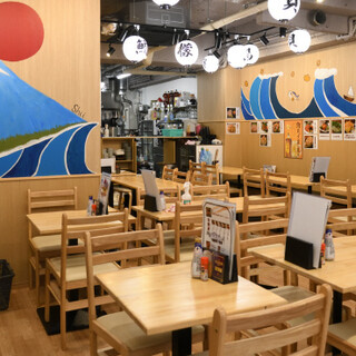 All seats are table seats ◆ Bright atmosphere in the store where anyone can feel free to spend time