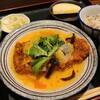 Nanohana Ya - 日替り定食(税込880円)
                ①豚カツ野菜餡掛け②〆鯖、千切り玉葱載せ③黒胡麻和えもやしナムル④白ご飯⑤お味噌汁⑥お漬け物⑦剥き林檎
                品数が多くてボリュームがあります
                豚カツは注文後に揚げられます