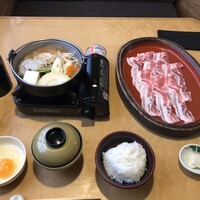 月亭 池袋店 - お肉は8枚ほど　割り下の調整ができます。卵もつくので最高です