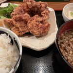 Tsubushitate Yakitori Omicchan - 唐揚げ、一個がでかい。そしてそっと添えられてる大根おろしが嬉しい。