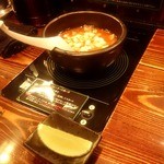 中華そば ことぶきや - つけめんのつけ汁をIHヒーターで温めながら麺がくるのを待ちます（手前にあるのは付属のライム）