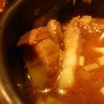 中華そば ことぶきや - つけ麺のつけ汁には短冊切りの豚バラ肉のチャーシューが入っています♪