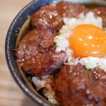 炭火焼ハラミ丼 ごせき - やわらかなハラミ肉、病みつきにさせる厚みと食感。