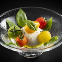 ブラッターチーズとカラフルトマトのカプレーゼ