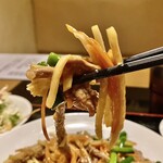 Shin Yokohama Daisakaba - 「牛肉とニンニクの芽炒め」の具材のアップ①…