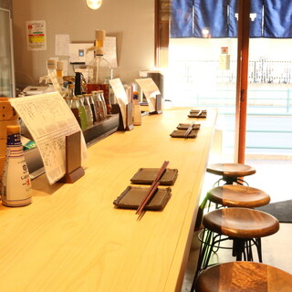Enjoy a relaxing moment in the warm interior of the store located under an elevated railway ◆Counter available