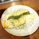 Teppan Sakaba Sampachi - トマトとチーズたまごで包みます。