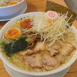 中華そば 馥 - 山形辛味噌ラーメン(白髪ねぎ、煮卵トッピング、背脂多め、平打ち麺、大盛)