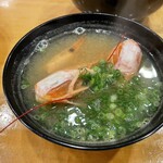 Ishimatsu Zushi - 味噌と海老の出汁どちらかが強いということはなく、互いにバランスを取りながらサッパリと仕上げた非常に飲みやすい味噌汁です