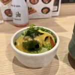 Toukyou Sushi Itamae Sushi - ランチサラダ。海藻とレタス、パプリカでサッパリ美味しい味付け。