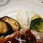 キッチン ブルー グローブ - 備え付け野菜、ポテサラのアップ