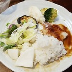 キッチン ブルー グローブ - 最後はご飯、サラダ、お新香を乗せる