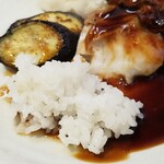 キッチン ブルー グローブ - ご飯にソースを吸わせます