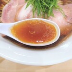 NAGASHARI - 鶏油が浮かぶスープ
            醤油の風味が立ちます