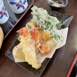 Nihachi Soba Hirai - 天ぷら盛り合わせは、海老と野菜5種(カボチャ、サツマイモ、ナス、春菊、パプリカ)