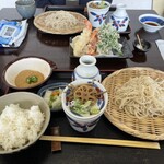 Nihachi Soba Hirai - そばと麦とろごはんのセット(手前)と天ぷら盛り合わせをはさんでもりそば(奥)