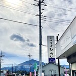 二八そば ひらい - 看板の向こうに見えるのが秩父のシンボル武甲山