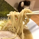 らーめん骨研究所 - 麺は太麺、北海道産小麦粉使用