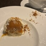 アロッサ - クリームの中にはメレンゲの土台とりんごのジェラード