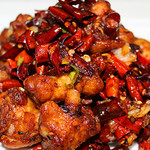 Shokumien - 「辣子鶏」 （骨付き鶏唐揚げの唐辛子炒め）：四川料理の代表的な品目のひとつで、鶏肉のから揚げを大量の唐辛子や花椒などと共に炒めた物。重慶を起源とする料理のため、「重慶辣子鶏」、「歌楽山辣子鶏」とも呼ばれる。また、肉厚の丸い唐辛子「糍粑辣椒」を使用した辣子鶏は貴州料理に分類されることもある