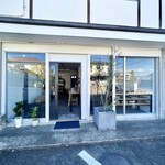 aurora - ガラス張りのお洒落な店構え