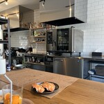 aurora - 清潔でスタイリッシュなキッチンを見ながらお料理が頂けます。