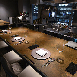 フルフラットカウンターで仕上がるお料理をお楽しみ下さい。
