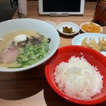 Hakata Ippuudou - 白丸元味に、煮卵トッピング¥990（税込）＋餃子・ライスセット¥210（税込）＝¥1200（税込）