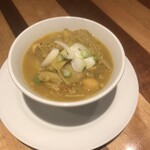 ヒマラヤテーブル - 日替わりカレー。しめじ、えのき、じゃがいも、ひよこ豆なんかがゴロゴロと。冷えたビールに温かいカレーをつまみにするのもオツなもんです☆