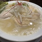 RAMEN 風見鶏 - クリーミーな鶏白湯スープ